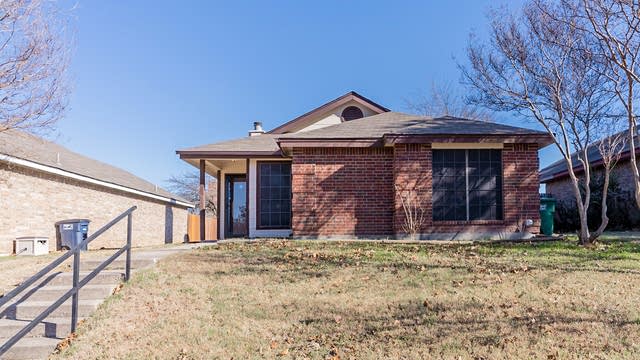Photo 1 of 22 - 7220 Blackthorn Dr, Fort Worth, TX 76137