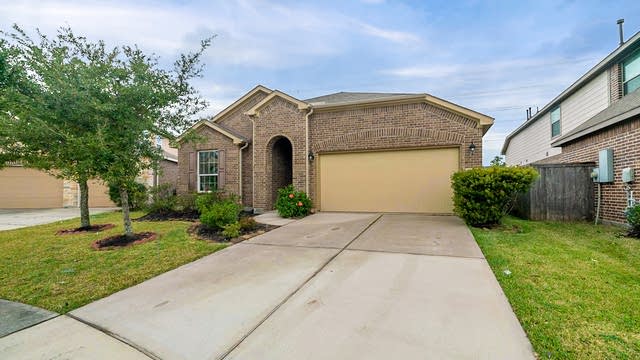 Photo 1 of 33 - 9807 Patricia Haven Ln, Humble, TX 77396